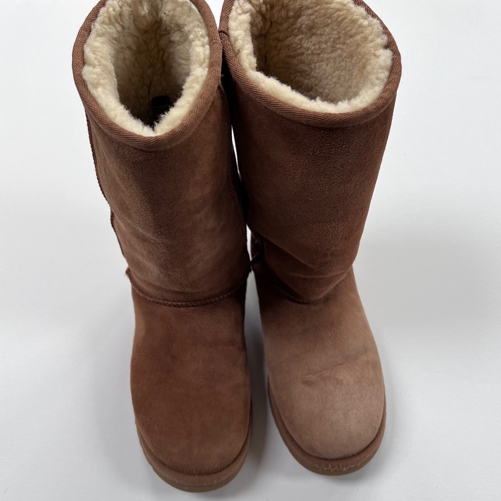 UGG classic Tall Chestnut Boots. Shearling lining great condition. Size 8
